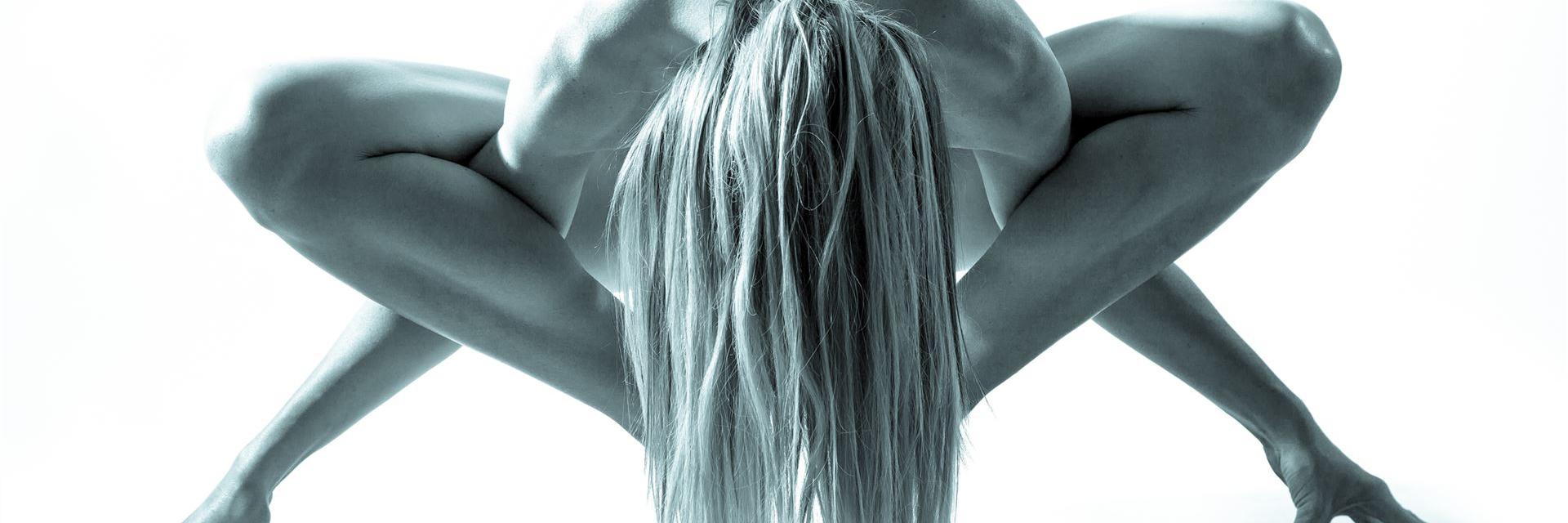 Frau in ästetischer Pose beim Pilates