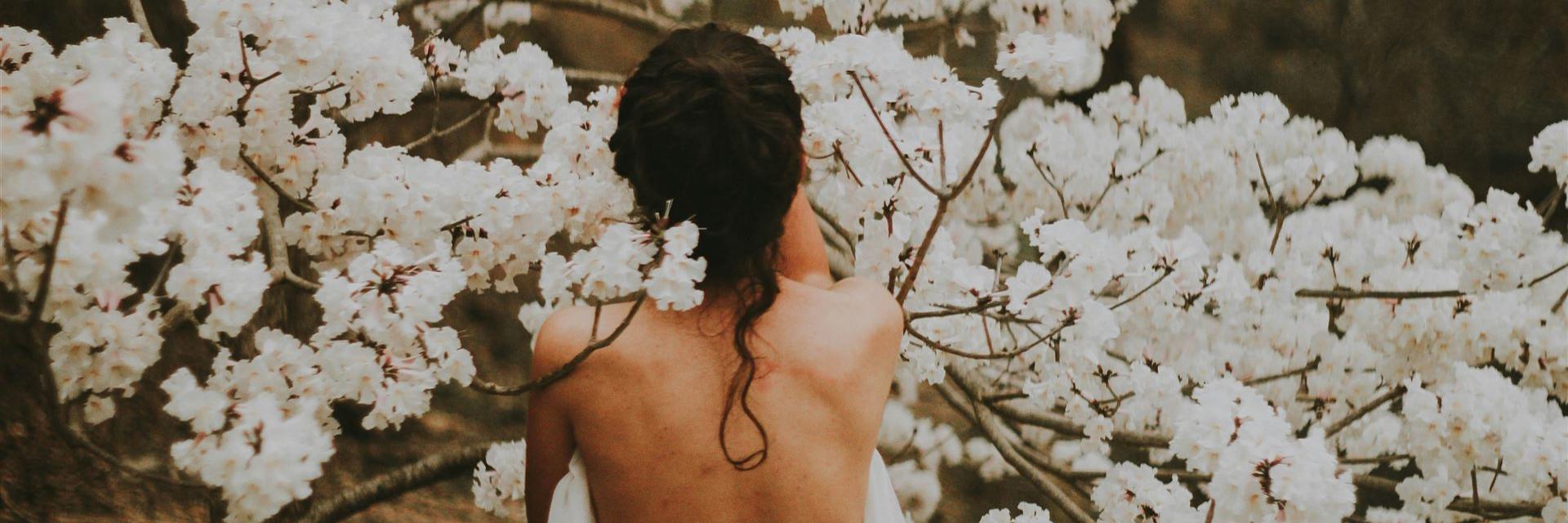 Frauenrücken im Blumenfeld