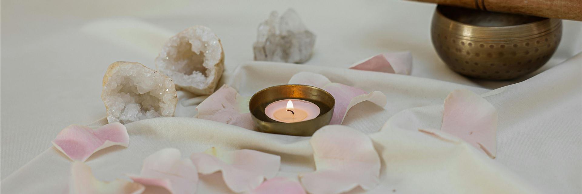 Klangschale mit Kerze und Deko