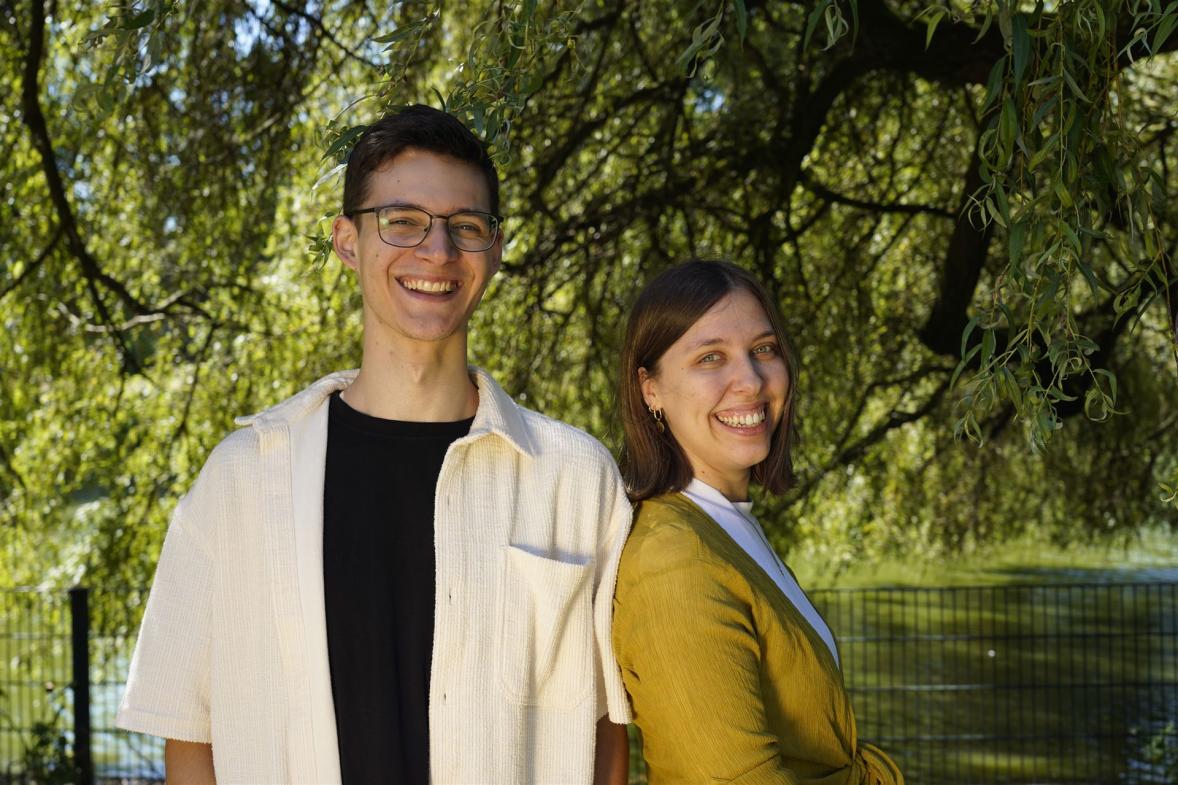 Timo und Pia vor einem Baum